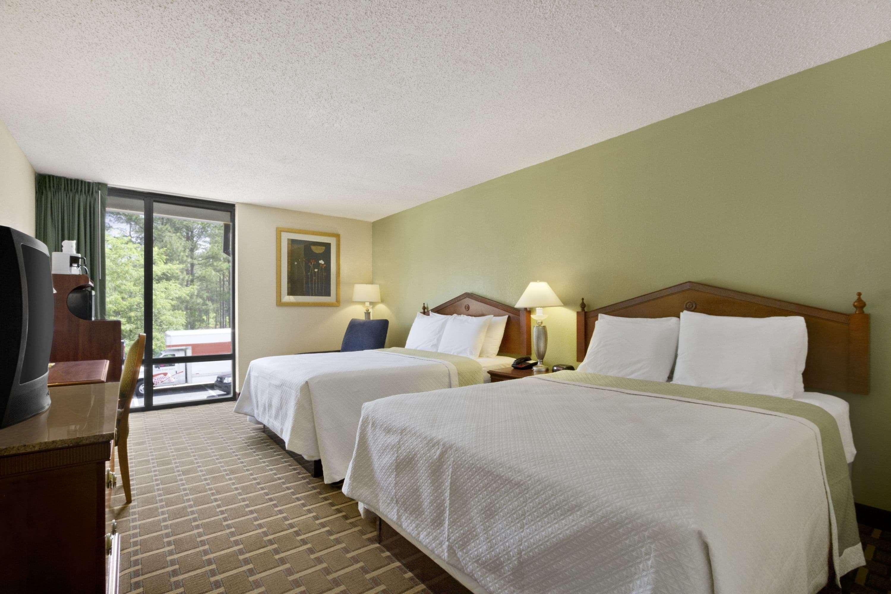 Days Inn By Wyndham Fayetteville-South/I-95 Exit 49 Exterior photo
